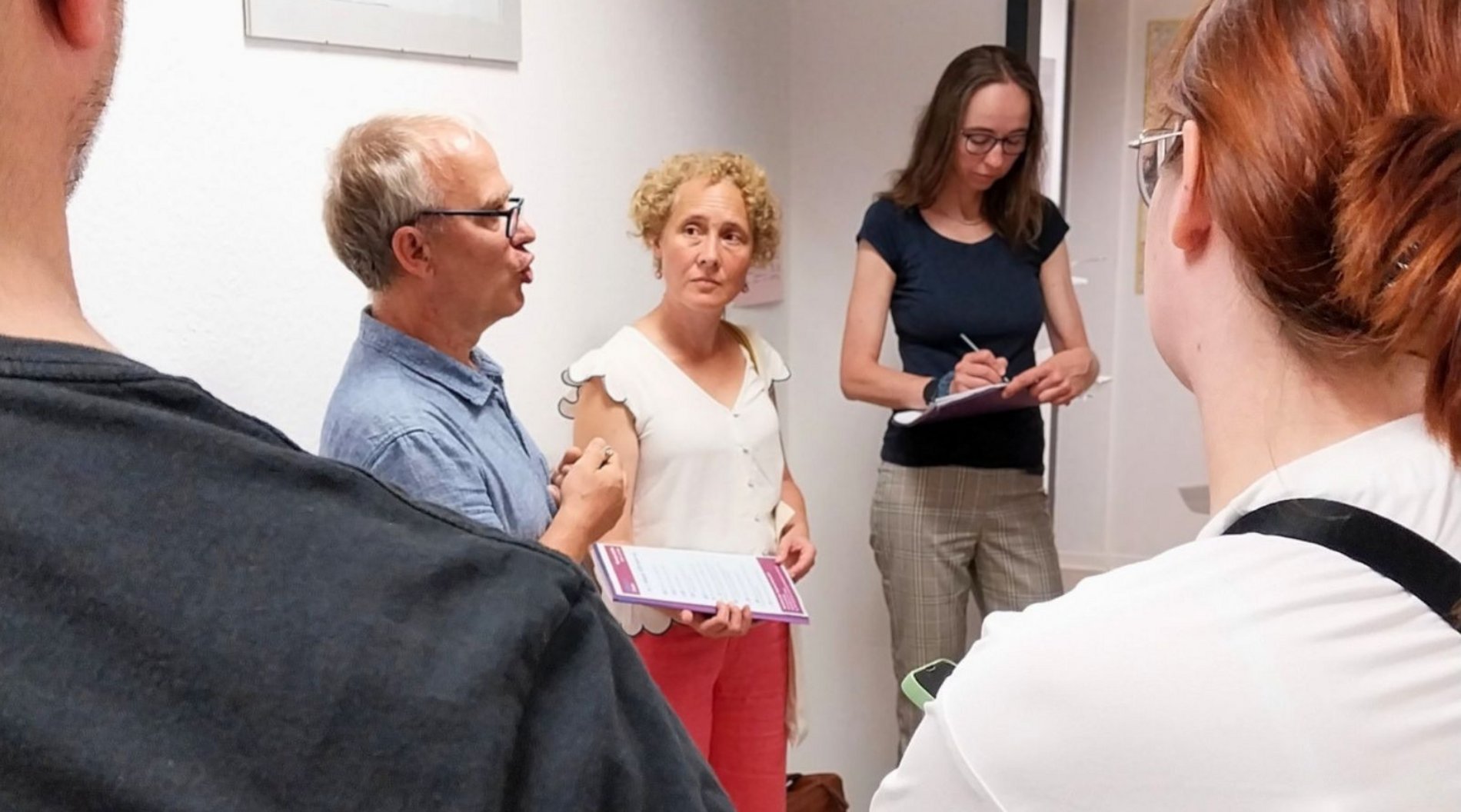 Dieses Bild zeigt Sozialbürgermeisterin Dr. Kaufmann, Abteilungsleiterin "Teilhabe und Inklusion" der Diakonie Dresden Claudia Schönfuß, einen Mitarbeiter der Wohnungsnotfallhilfe sowie zwei Journalist:innen.