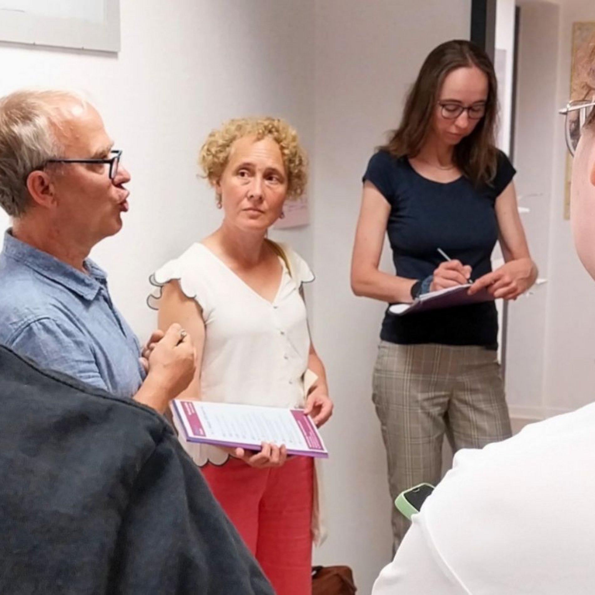 Dieses Bild zeigt Sozialbürgermeisterin Dr. Kaufmann, Abteilungsleiterin "Teilhabe und Inklusion" der Diakonie Dresden Claudia Schönfuß, einen Mitarbeiter der Wohnungsnotfallhilfe sowie zwei Journalist:innen.