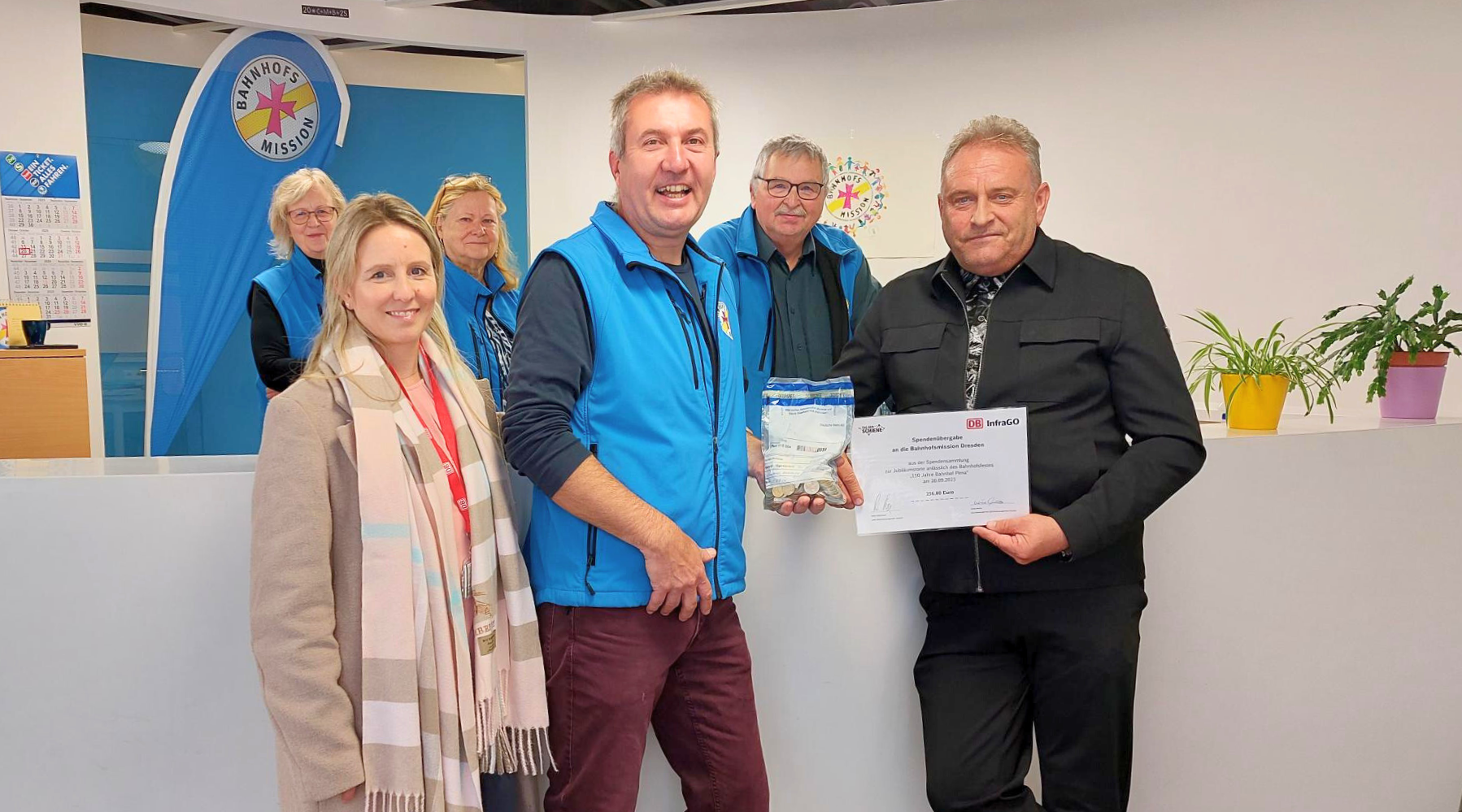 Das Bild zeigt die Übergabe des Spendenschecks an die Bahnhofsmission Dresden.