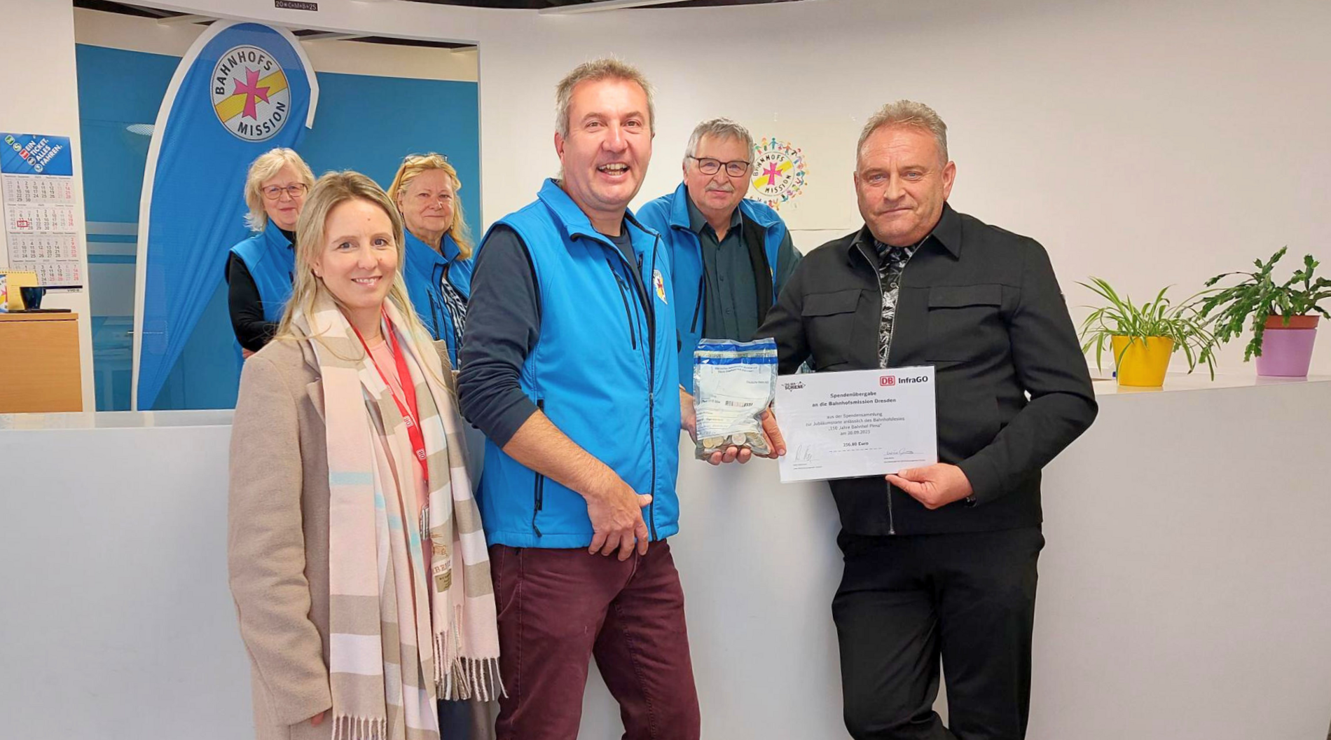 Das Bild zeigt die Übergabe des Spendenschecks an die Bahnhofsmission Dresden.