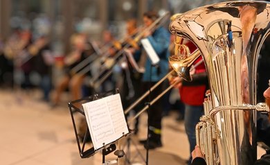 Dieses Bild zeigt den Posaunenchor am Dresdner Hauptbahnhof.