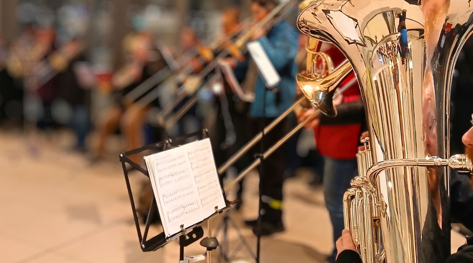 Dieses Bild zeigt den Posaunenchor am Dresdner Hauptbahnhof.