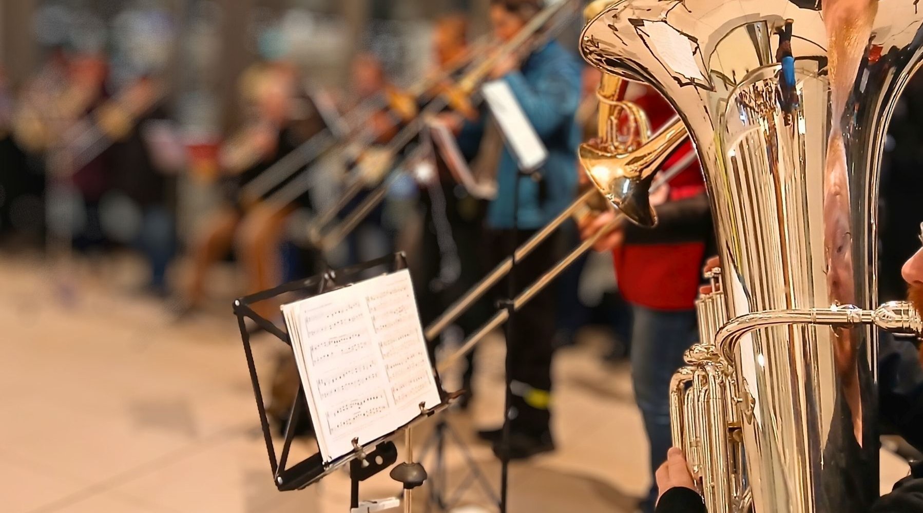 Dieses Bild zeigt den Posaunenchor am Dresdner Hauptbahnhof.