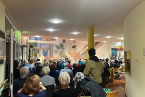 Das Bild zeigt das Publikum im Altenpflegeheim Neufriedstein Radebeul von hinten.