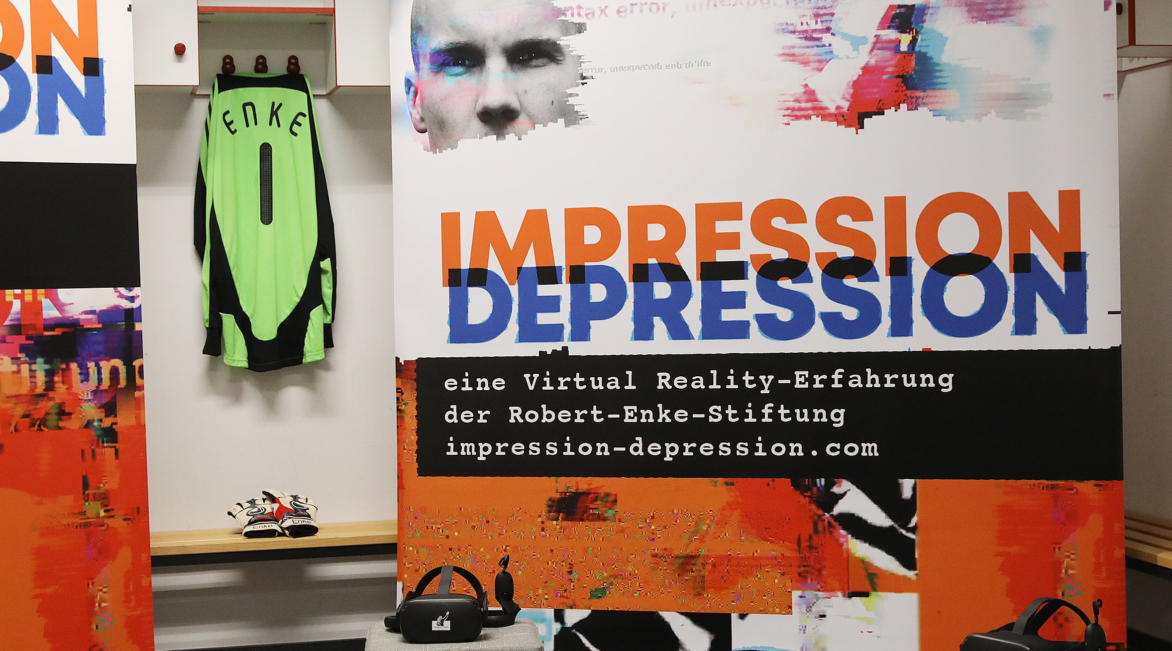 Auf dem Foto ist ein Umkleideraum zu sehen. An einem Kleiderhaken hängt ein Torwarttrikot mit dem Namen Enke darauf. Daneben befindet sich ein Roll Up mit dem Titel der Ausstellung "Impression Depression". Auf kleinen Podesten liegen zwei VR-Brillen.
