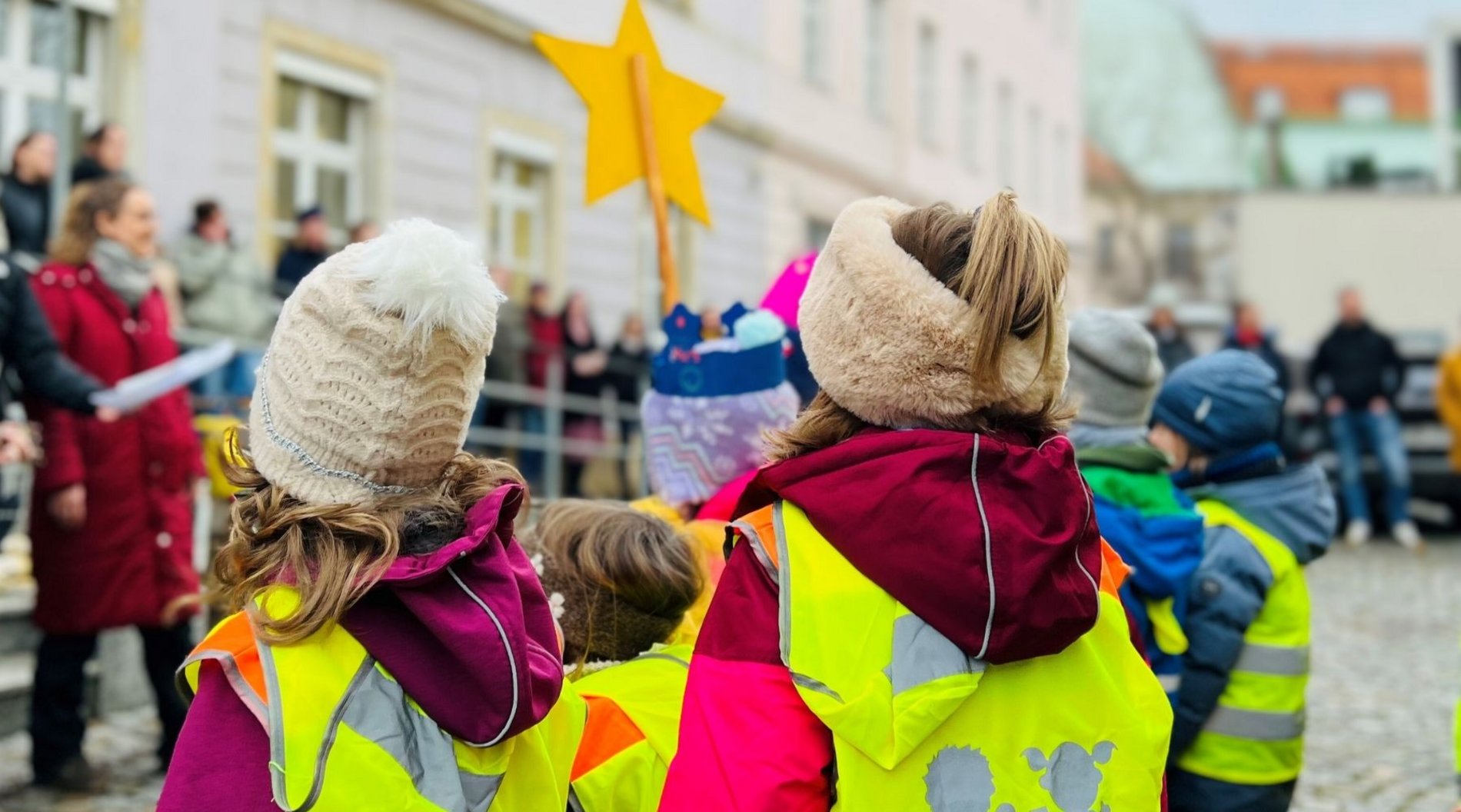 Auf dem Bild sind Kinder aus einer unserer Kitas zu sehen, die als Sternensinger die Geschäftsstelle der Diakonie Dresden besuchen.