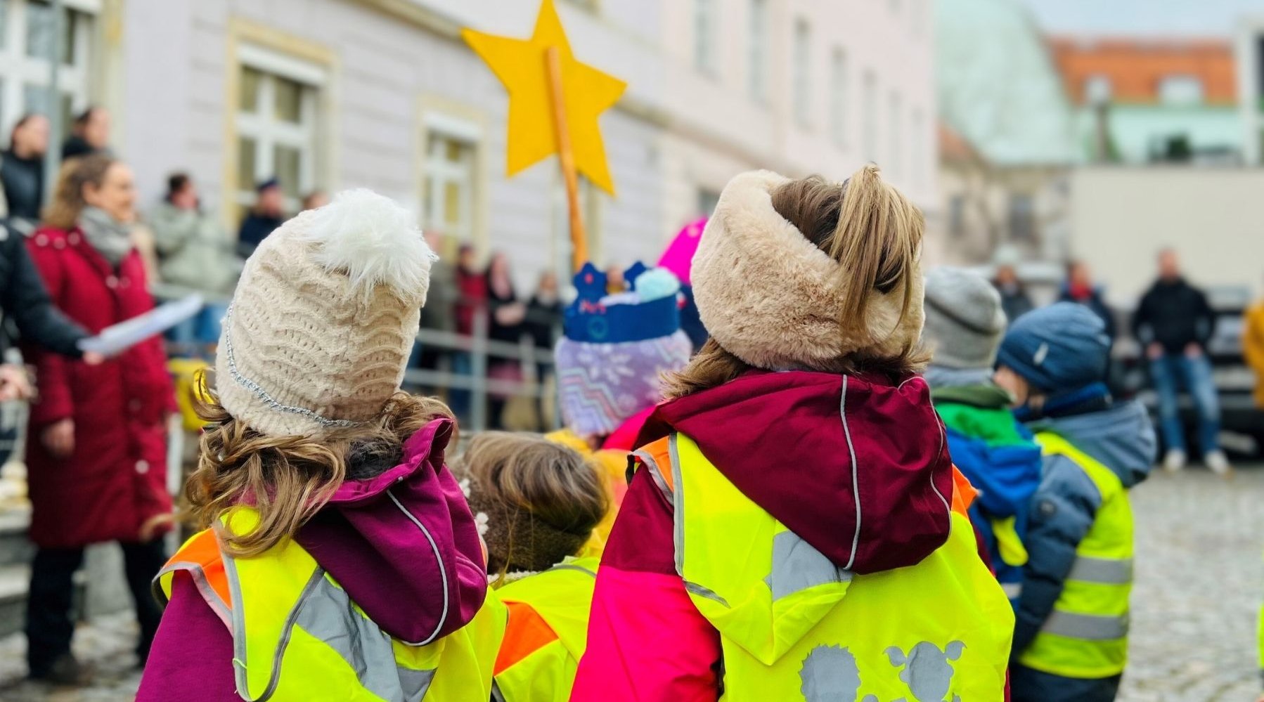 Auf dem Bild sind Kinder aus einer unserer Kitas zu sehen, die als Sternensinger die Geschäftsstelle der Diakonie Dresden besuchen.