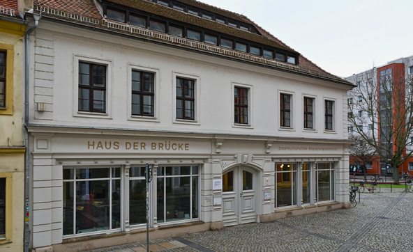 Dies ist eine Außenaufnahme vom Haus der Brücke. Zu sehen ist die Vorderseite des Hauses.