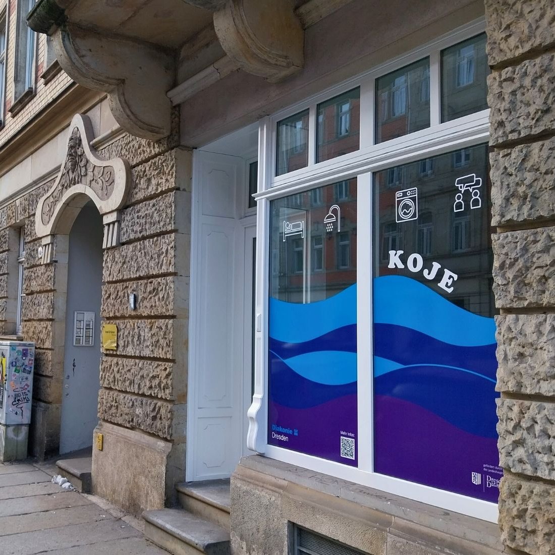 Dieses Foto zeigt eine Außenansicht der Jugendnotschlafstelle "Koje". Die Hausfassade sowie die Fensterfront der Koje sind zu erkennen.