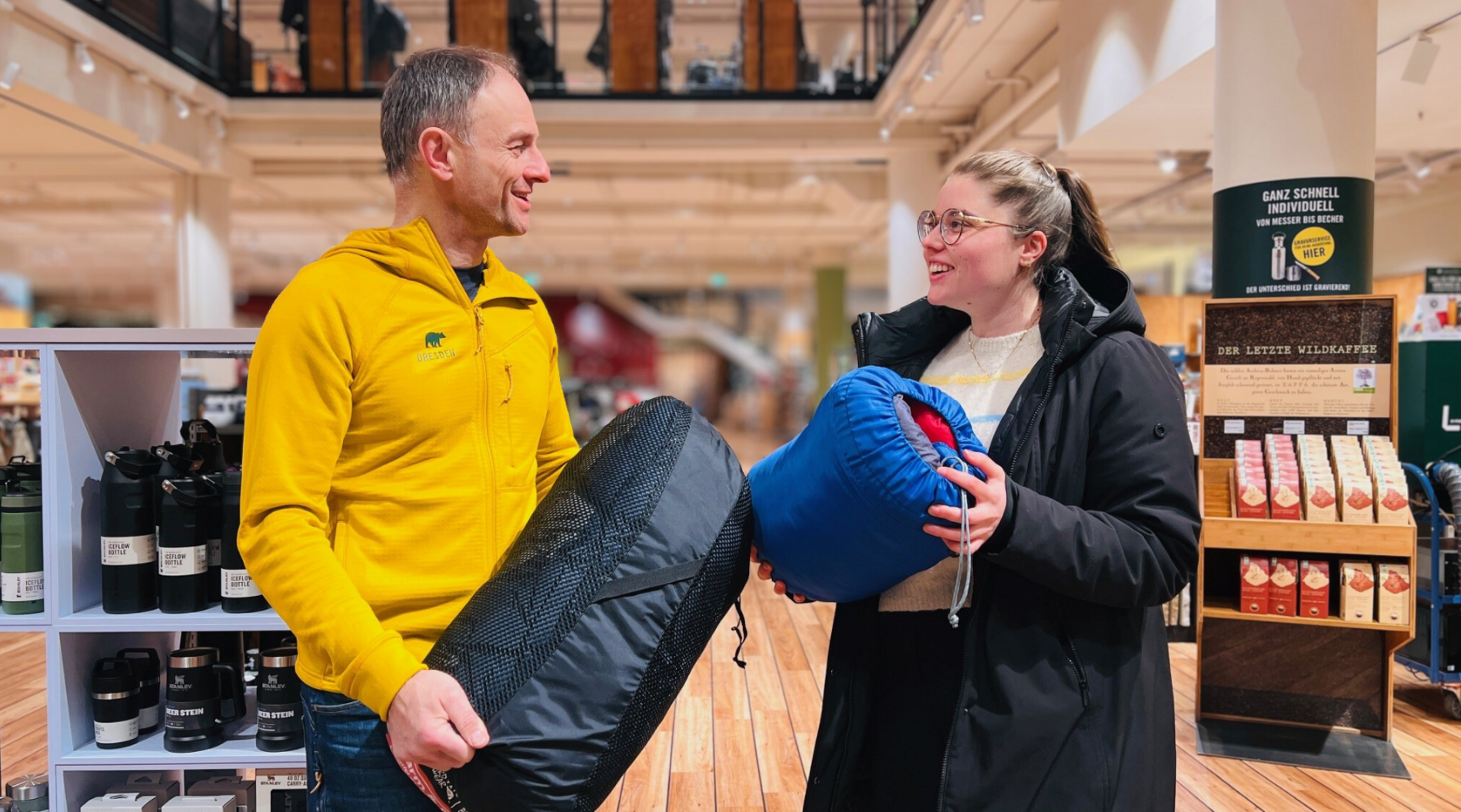 Filialleiter Rainer Jäpel gemeinsam mit unserer Kollegin von der Wohnungnotfallhilfe bei der Spendenübergabe.