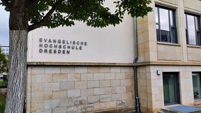 Dieses Bild zeigt einen Ausschnitt der Hausfassade der Hochschule mit dem Schriftzug "Evangelische Hochschule Dresden"