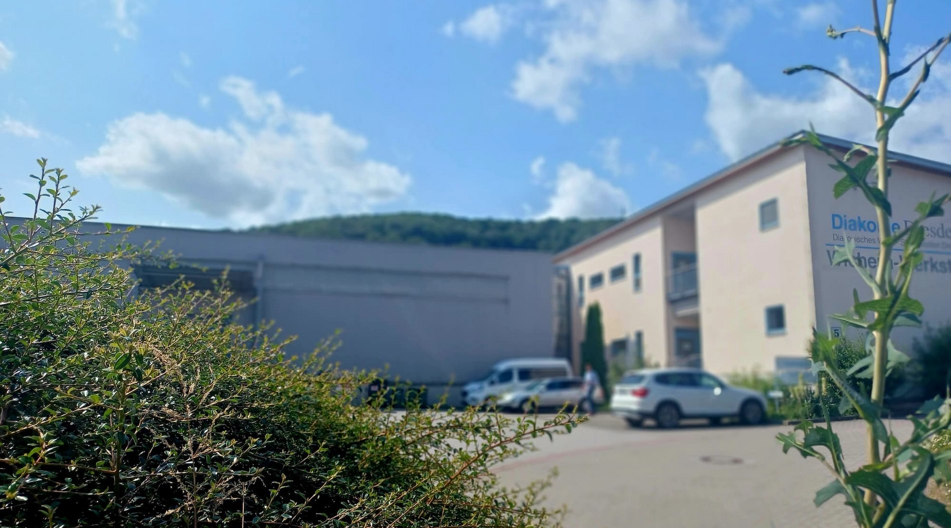 Auf dem Bild ist das Gebäude der Wichern-Werkstätten in freital zu sehen. 