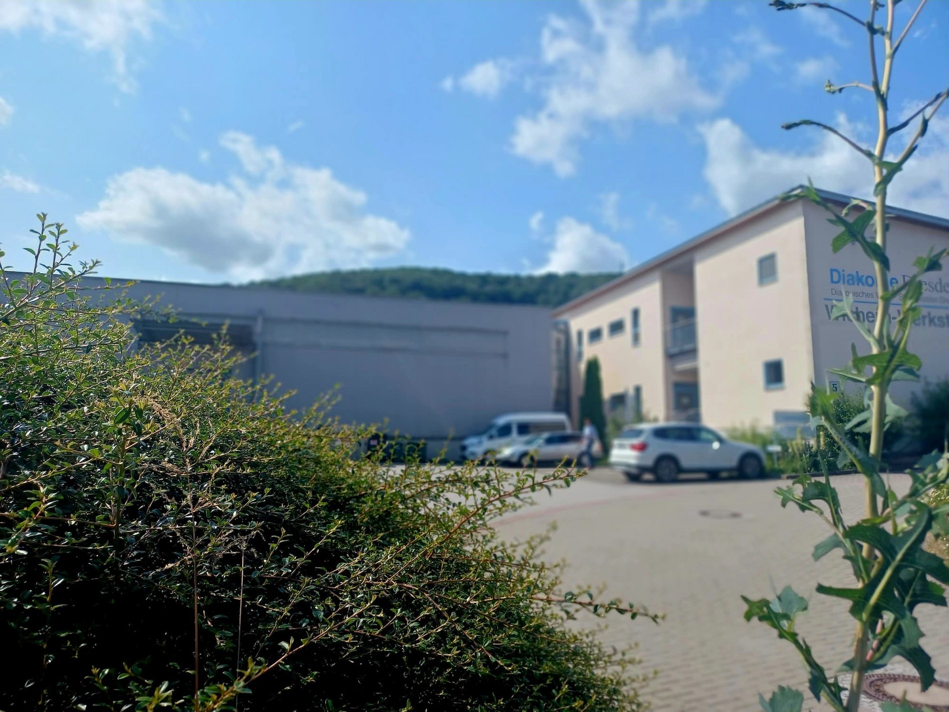 Auf dem Bild ist das Gebäude der Wichern-Werkstätten in freital zu sehen. 
