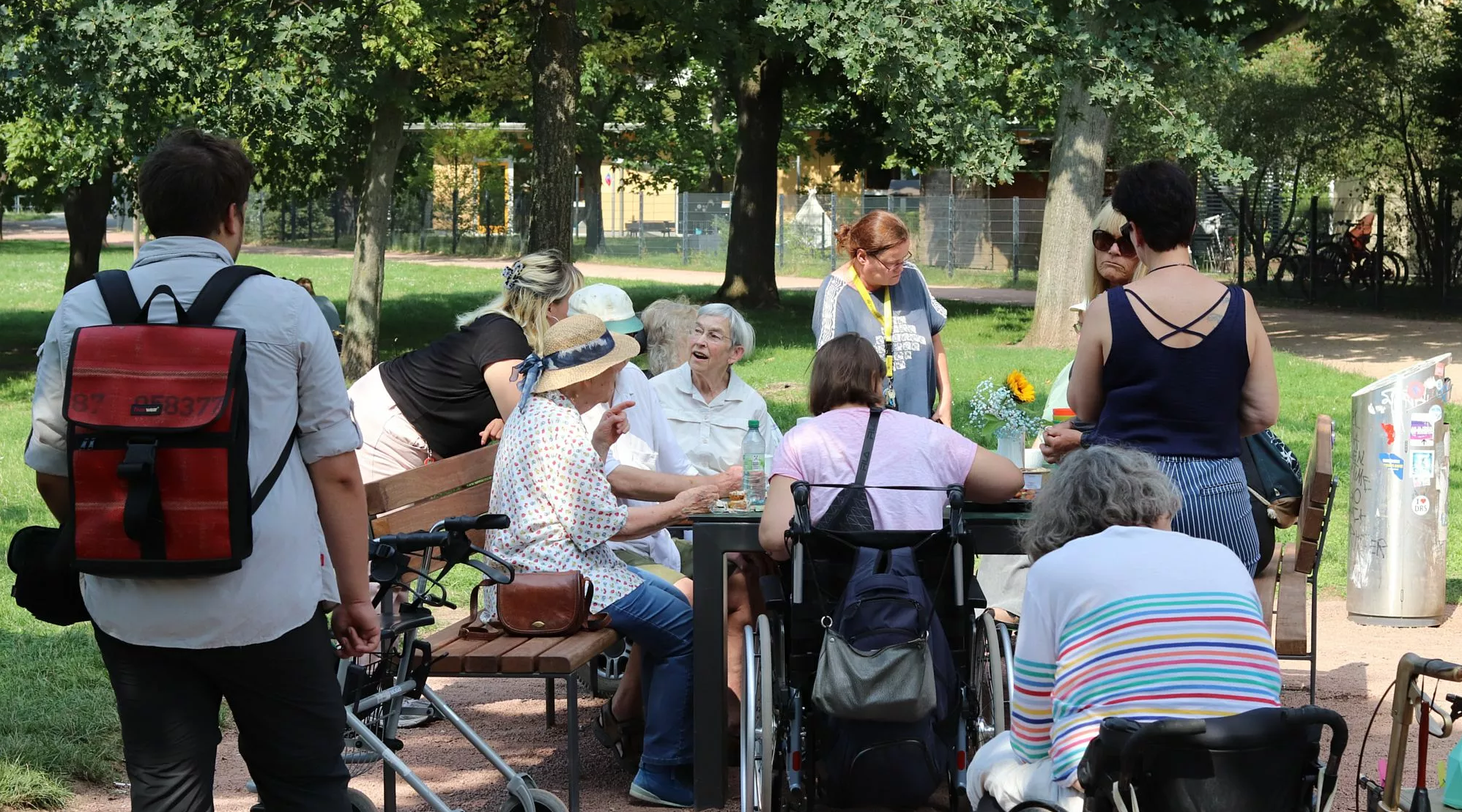 Das Foto zeigt die Eröffnung der Generationensitzgruppe im Alaunpark im August 2023. Ein Beispiel für einen barrierefreien Neustädter Ort, an dem Jung und Alt zum Reden, Verweilen, Begegnen und Spielen zusammenkommen können.