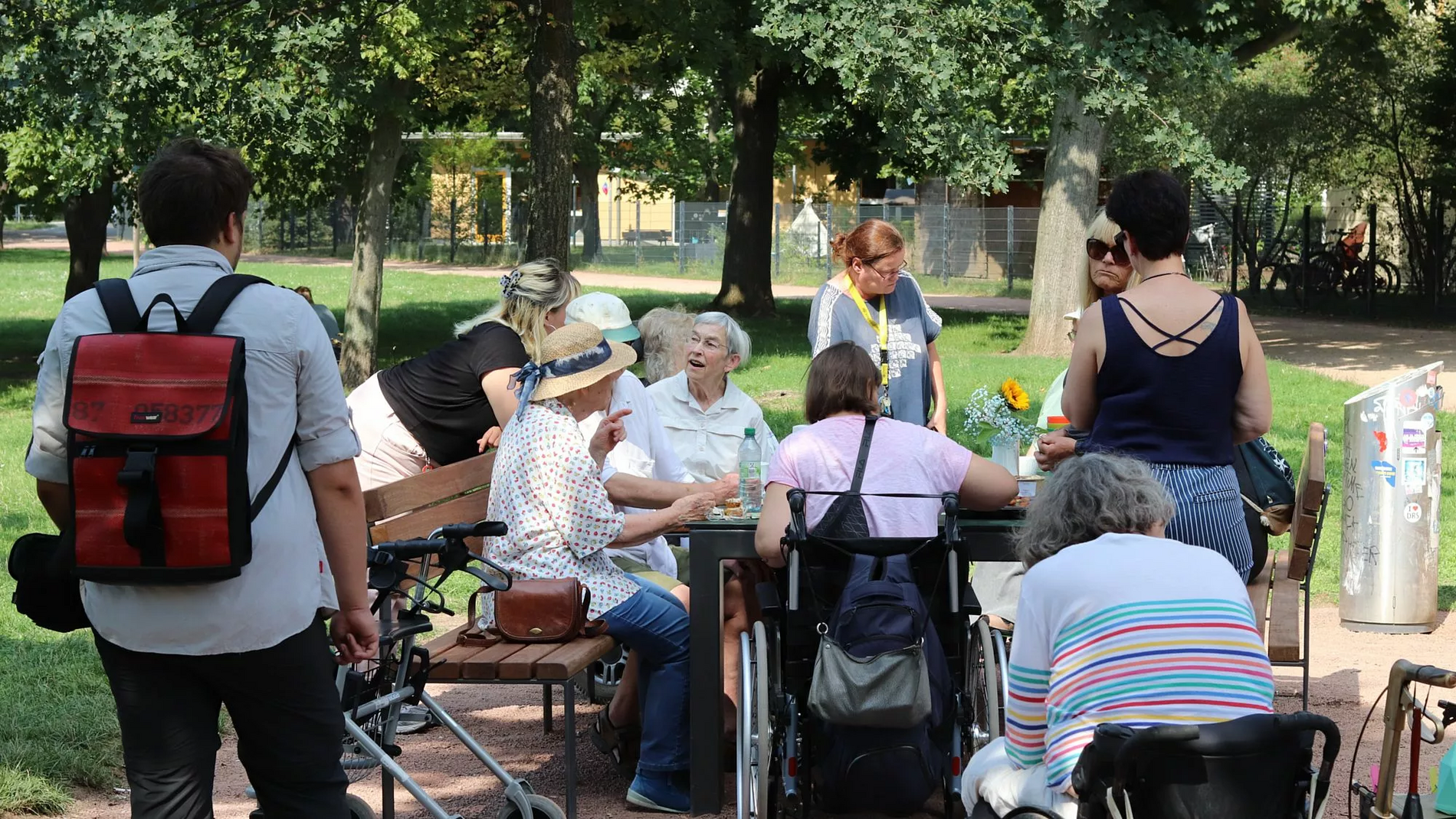 Das Foto zeigt die Eröffnung der Generationensitzgruppe im Alaunpark im August 2023. Ein Beispiel für einen barrierefreien Neustädter Ort, an dem Jung und Alt zum Reden, Verweilen, Begegnen und Spielen zusammenkommen können.