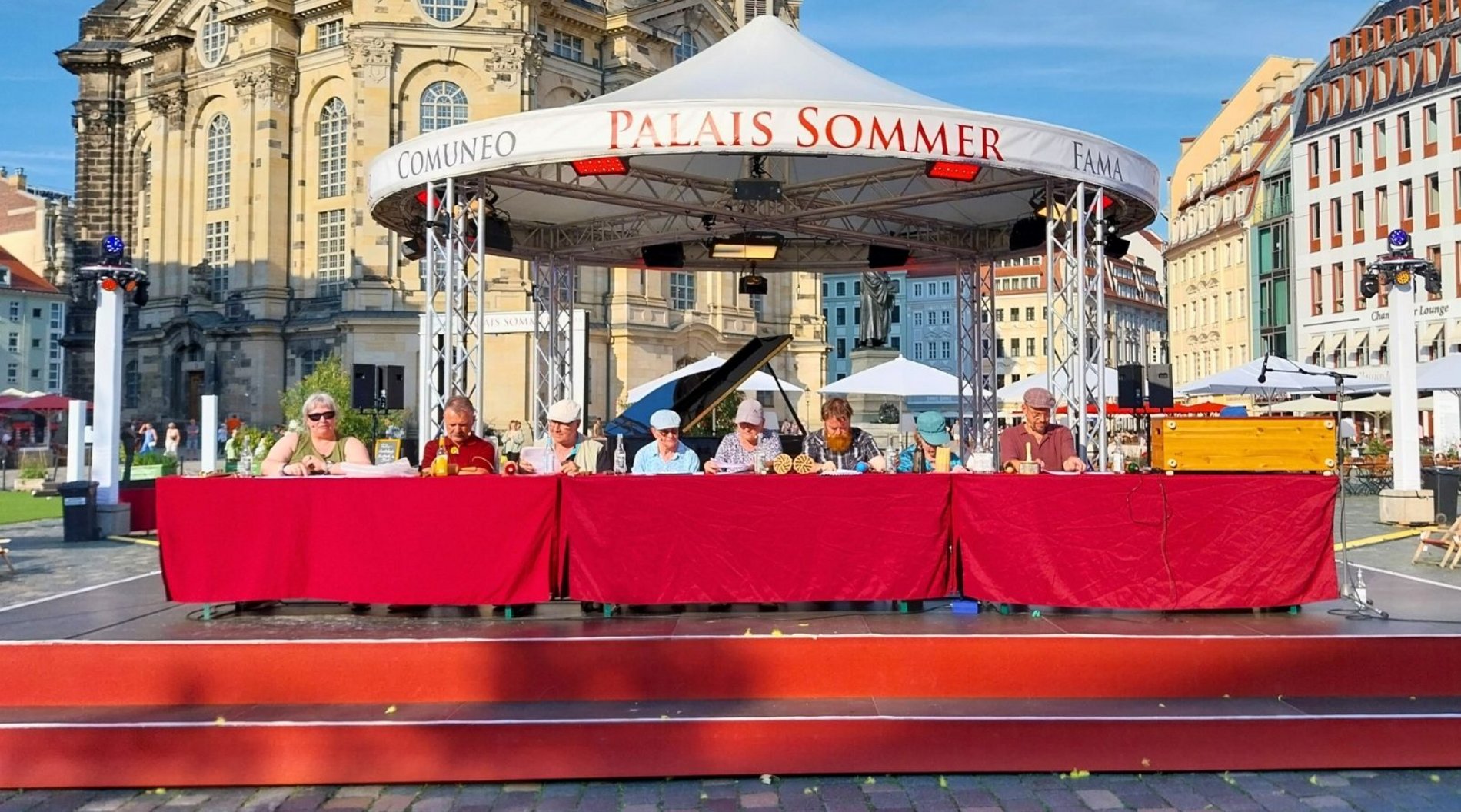 Die "Königskinder" sitzen während ihres Auftritts nebeneinander auf der Bühne auf dem Neumarkt.