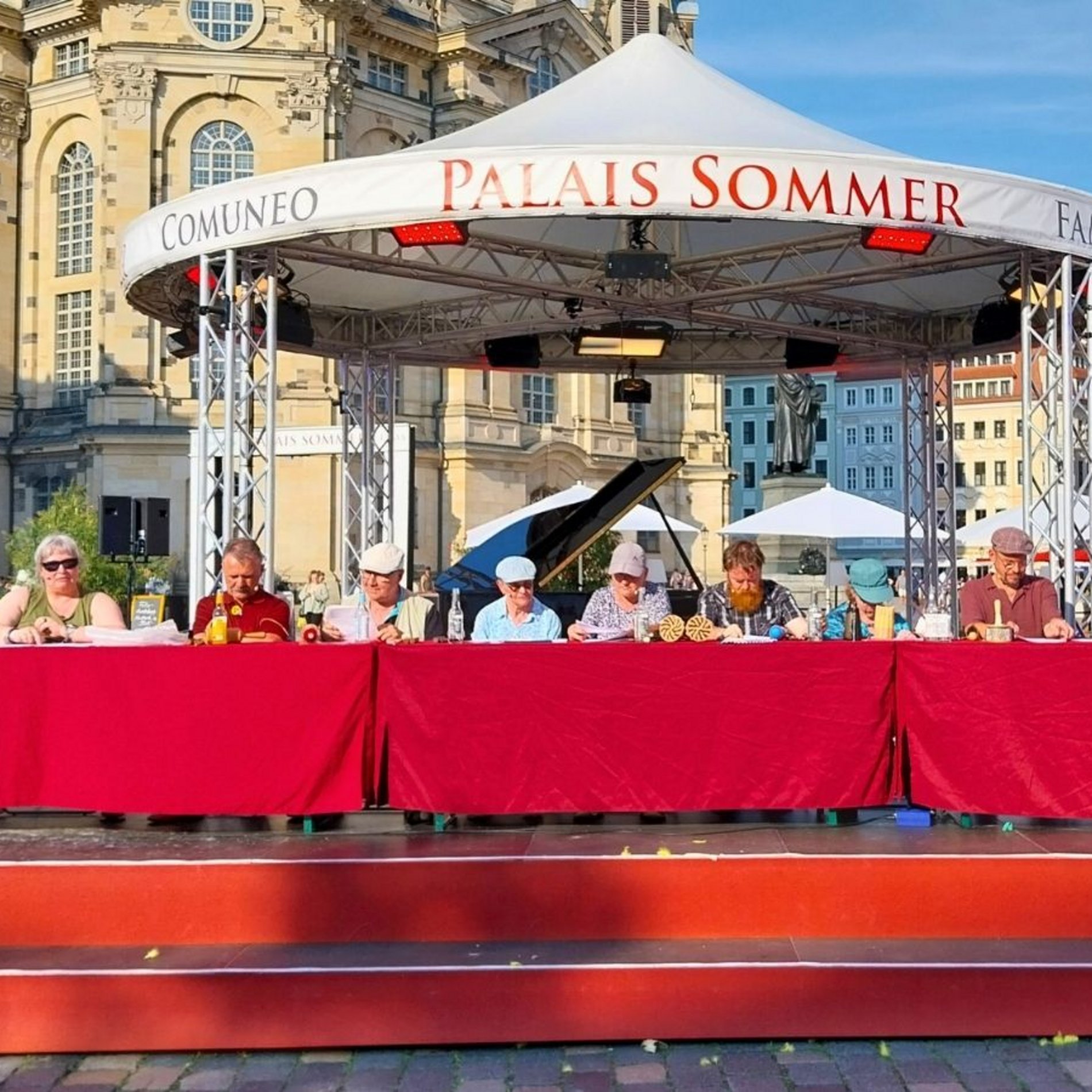 Die "Königskinder" sitzen während ihres Auftritts nebeneinander auf der Bühne auf dem Neumarkt.
