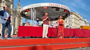 Pfarrer Thomas Slesazeck, Geschäftsführer der Diakonie Dresden, und Thomas Schwalbe aus dem ABZ kündigen das Hörtheater auf der Bühne an.