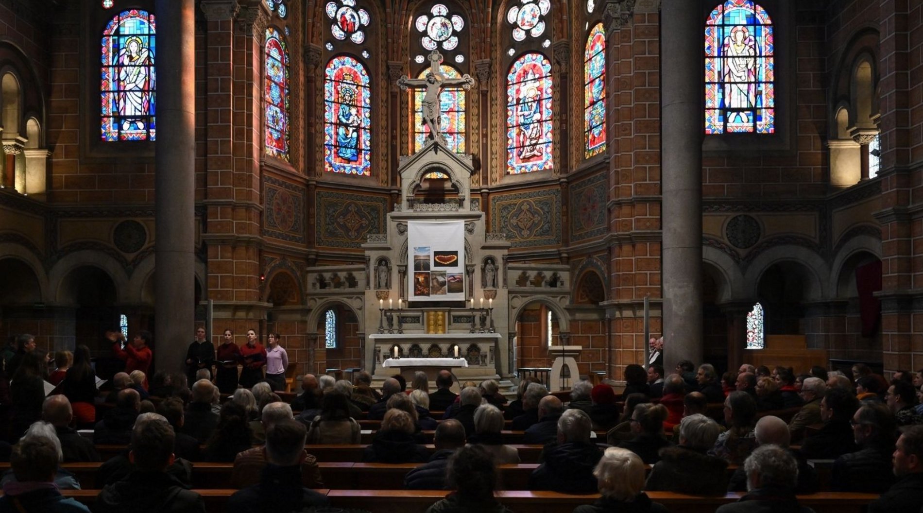 Dieses Bild zeigt den Blick zum Altar während des Dankesgottesdienstes in der Kirche Franziskus Xaverius.