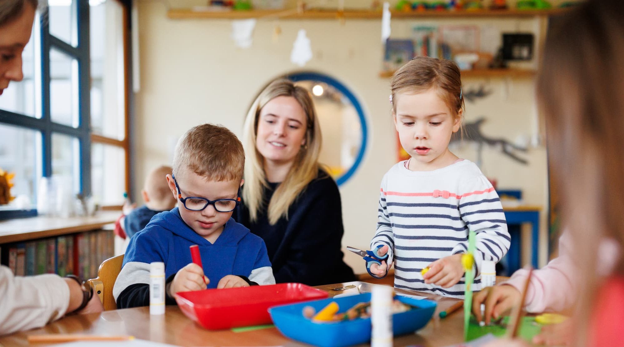 Kinder und Betreuer spielen in einer Kita