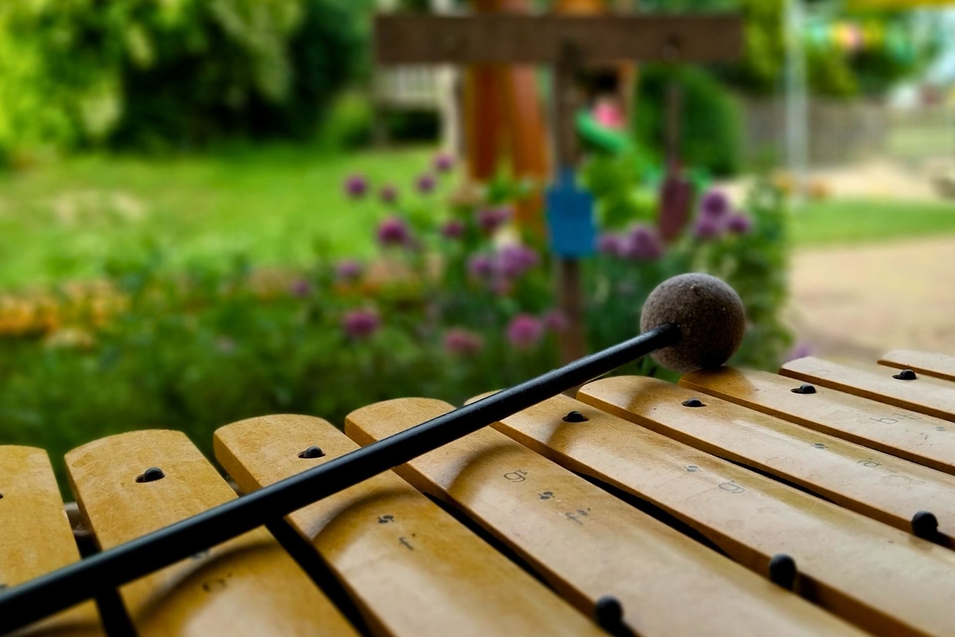 Atelier mit Blick in den Garten Evangelische Kinderatageseinrichtung "Tausendfüßler"