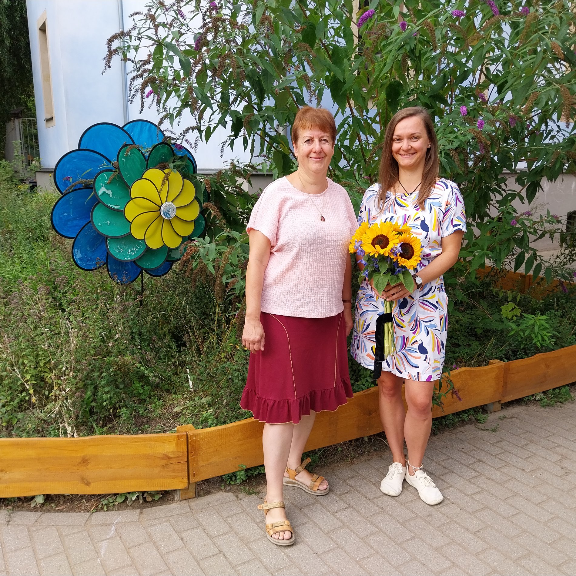 Auf diesem Foto stehen Cornelia Barth und Sarah Frisch zur Übergabe gemeinsam vor der Kita "Himmelsblau".