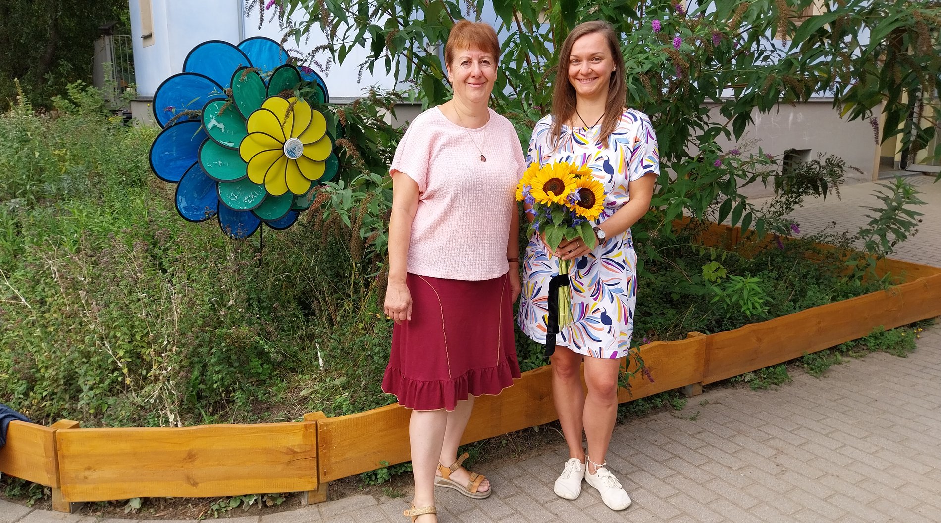 Auf diesem Foto stehen Cornelia Barth und Sarah Frisch zur Übergabe gemeinsam vor der Kita "Himmelsblau".