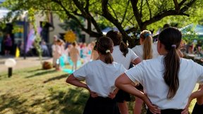 Dieses Bild zeigt Kinder der Tanzgruppe, die beim Jubiläumsfest einen Auftritt hatten. Die Gesichter der Kinder sind nicht zu erkennen.