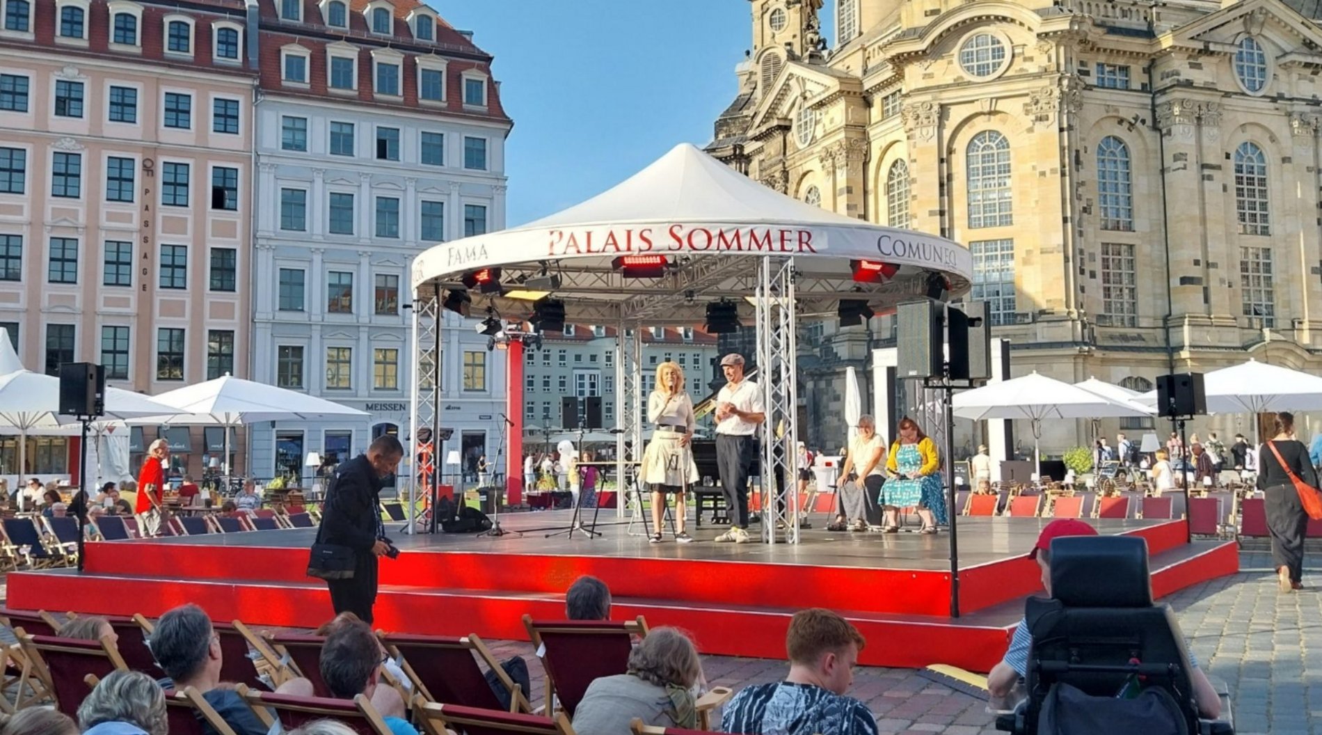 Dieses Bild zeigt die Bühne beim Palais Sommer auf dem Dresdner Neumarkt.
