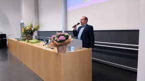 Dieses Foto ist eine Nahaufnahme von Pfarrer Thomas Slesazeck bei der Begrüßung und Erföffnung des Abteilungsfachtags-