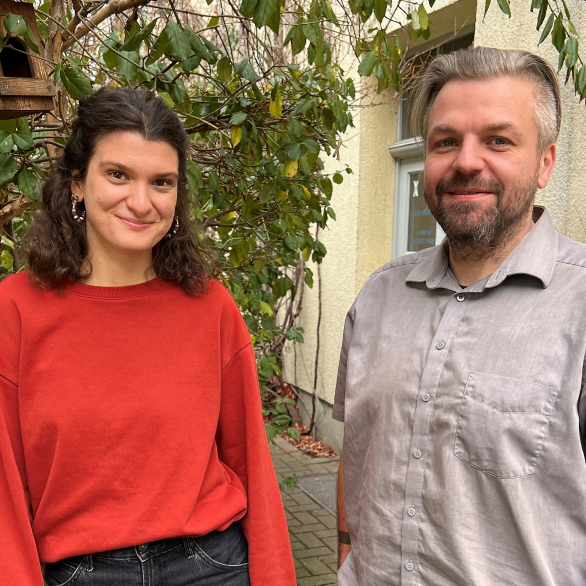 Auf dem Foto sind die beiden neuen Mitarbeitenden der Außenstellen zu sehen. 