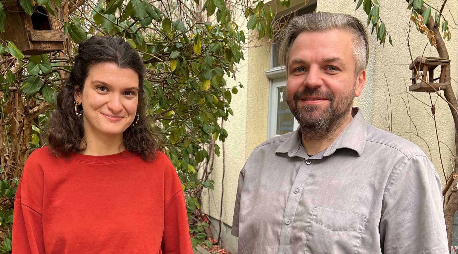 Auf dem Foto sind die beiden neuen Mitarbeitenden der Außenstellen zu sehen. 