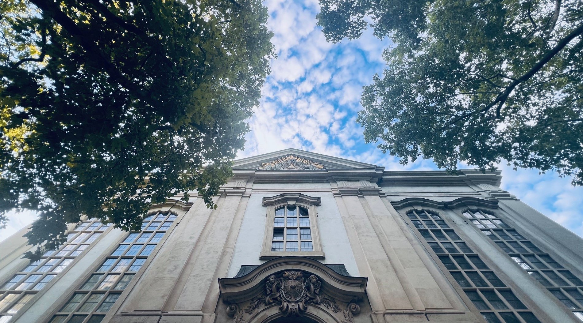Das Bild zeigt die Dreikönigskirche aus der Froschperspektive.