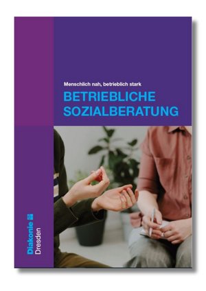 Dieses Bild ist die Vorderseite der Printbroschüre. Darauf steht der Claim "Menschlich nah, betrieblich stark" sowie der Titel "Betriebliche Sozialberatung". Außerdem ist das Logo der Diakonie Dresden zu sehen sowie ein Fotoausschnitt einer Beratungssituation.