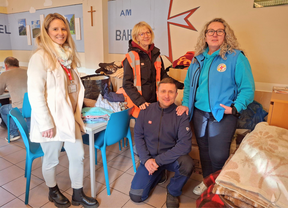 Das Bild zeigt Mitarbeitende des Bahnhofsmanagements und der Bahnhofsmission beim Tag der Schiene 2025, an dem Spenden für die Bahnhofsmission Dresden gesammelt wurden.