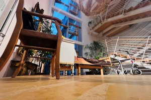 Auf der Bühne steht ein Pflegebett und ein Typischer Beistelltisch. 