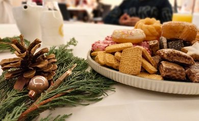 Die Tische bei der Weihnachtsfeier im Steigenberger Hotel de Saxe waren liebevoll geschmückt. Außerdem ist auf diesem Foto ein Teller mit Weihnachtsplätzchen zu sehen.