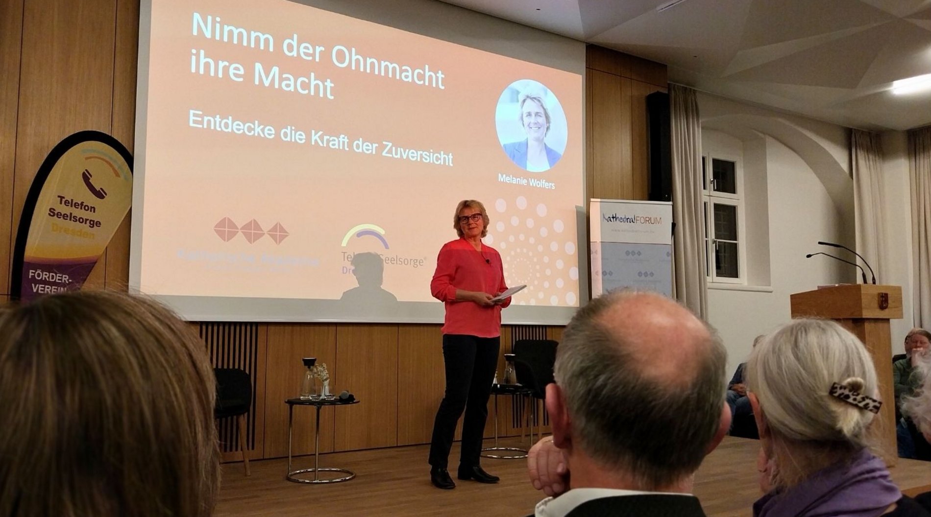 Dieses Foto zeigt die Autorin Melanie Wolfers auf der Bühne im Haus der Kathedrale beim Festvortrag.