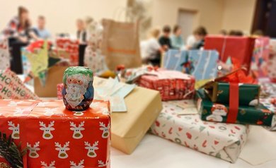 Auf diesem Bild sind Geschenke zu sehen, die Kinder aus den Okapi-Wohngruppen bei der Weihnachtsfeier im Steigenberger Hotel de Saxe erhalten haben.