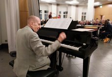 Hier ist der Pianist am Klavier zu erkennen, der vor Beginn des Festvortrags verschiedene Stücke spielte.