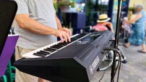 Dieses Bild zeigt eine Nahaufnahme des Keyboards, auf dem der Alleinunterhalter gerade spielt.