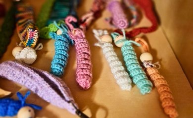 Hier sind Schlüsselanhänger zu sehen, die Eltern aus der Kita Eckstein für den ersten Selfmade-Weihnachtsmarkt selbst gemacht haben.