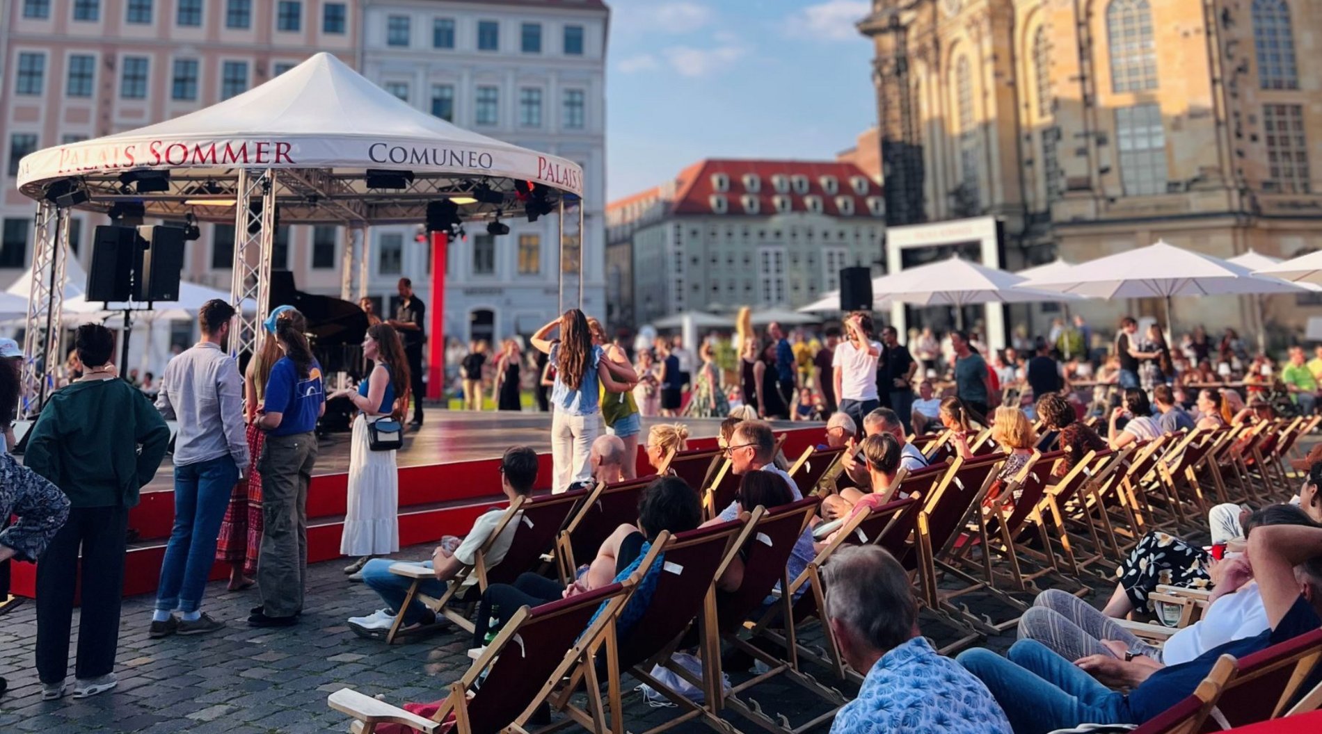 Das Bild zeigt das Festgelände des Palais Sommers vor der Dresdner Frauenkirche.