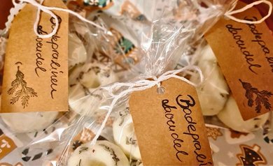 Hier sind Badepralinen zu sehen, die Eltern aus der Kita Eckstein für den ersten Selfmade-Weihnachtsmarkt selbst gemacht haben.