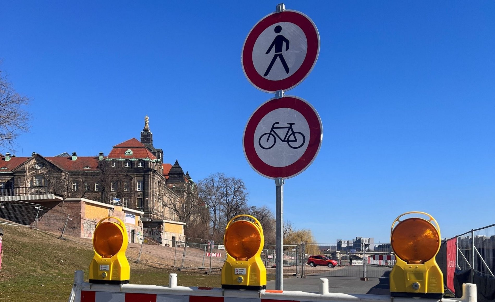 Dieses Bild zeigt die Absperrung an der Baustelle der Carolabrücke.