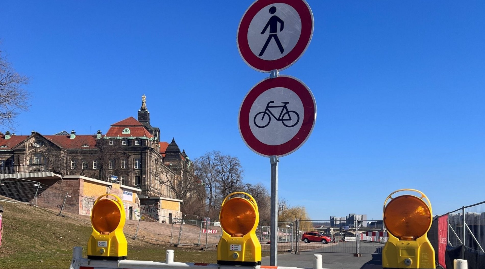 Dieses Bild zeigt die Absperrung an der Baustelle der Carolabrücke.