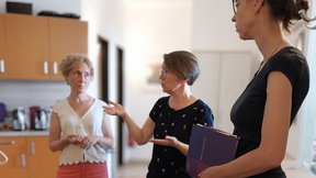 Auf diesem Bild zu sehen sind Sozialbürgermeisterin Dr. Kaufmann, Abteilungsleiterin "Teilhabe und Inklusion" der Diakonie Dresden Claudia Schönfuß, die Suchtkoordinatorin der Landeshauptstadt Dresden Diana Kotte in der Suchtberatungs- und Behandlungsstelle Dresden-Nord.