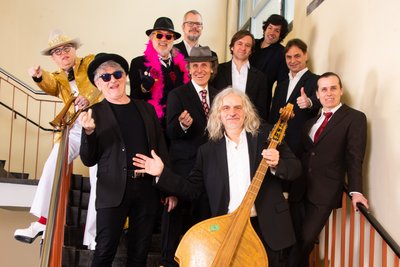 Auf diesem Bild ist die Band "Die Nierentische" zu sehen.