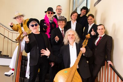 Auf diesem Bild ist die Band "Die Nierentische" zu sehen.