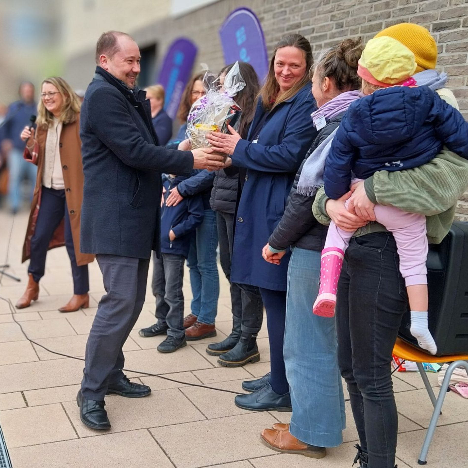 Pfarrer Thomas Slesazeck, einer der Geschäftsführer der Diakonie Dresden, gratuliert auf diesem Bild dem Team der Kita "Hasenkuhle" zum Jubiläum